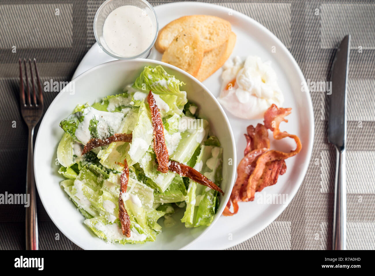 Servi avec salade césar au bacon croustillant et pocher egg Banque D'Images