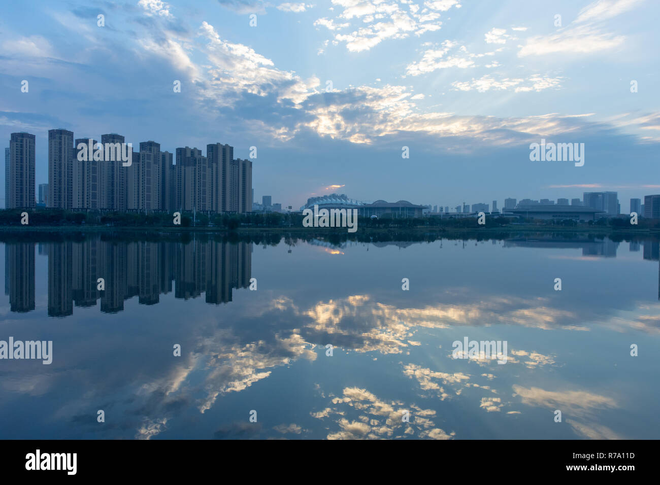 Au coucher du soleil, le beau ciel et nuages se reflète sur les eaux calmes de Wuhan, Chine sur une journée de la pollution et météo atypique. Magnifique ! Banque D'Images