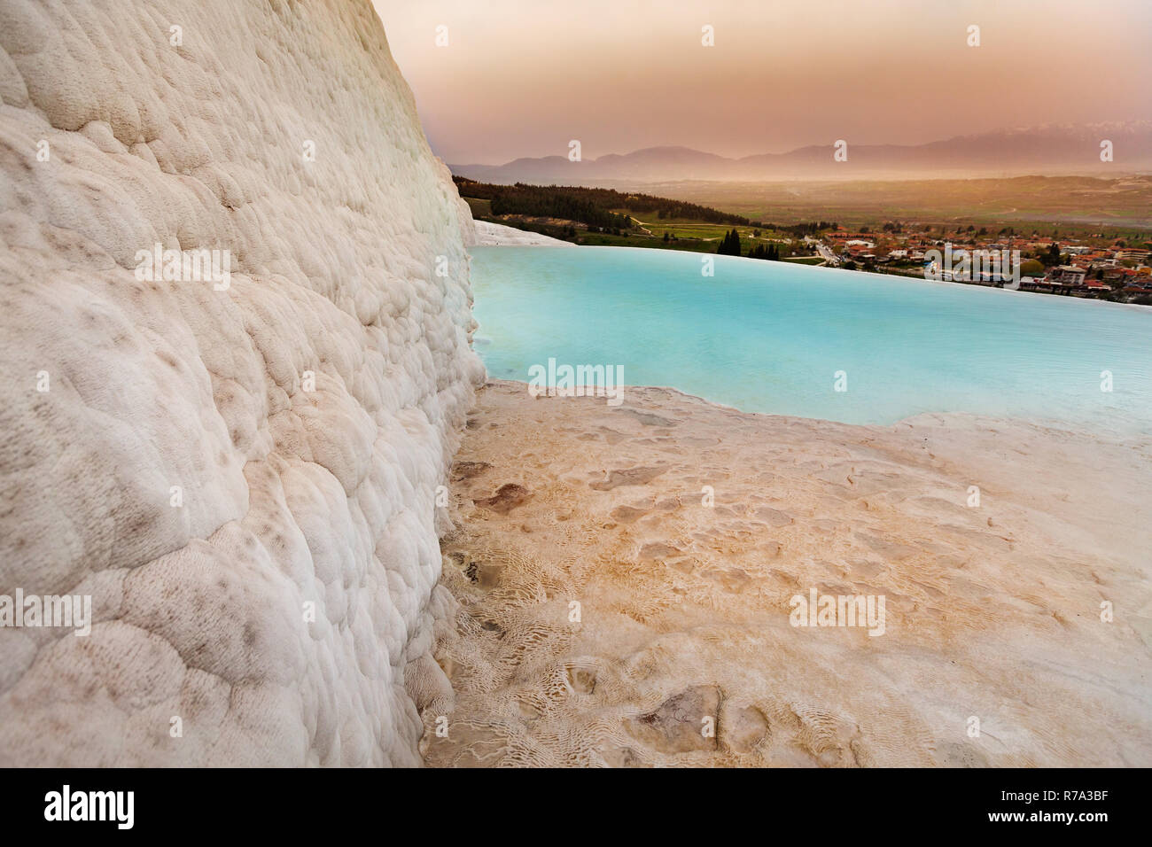 Collines de travertins près de Hiérapolis Pamukkale, Turquie Banque D'Images