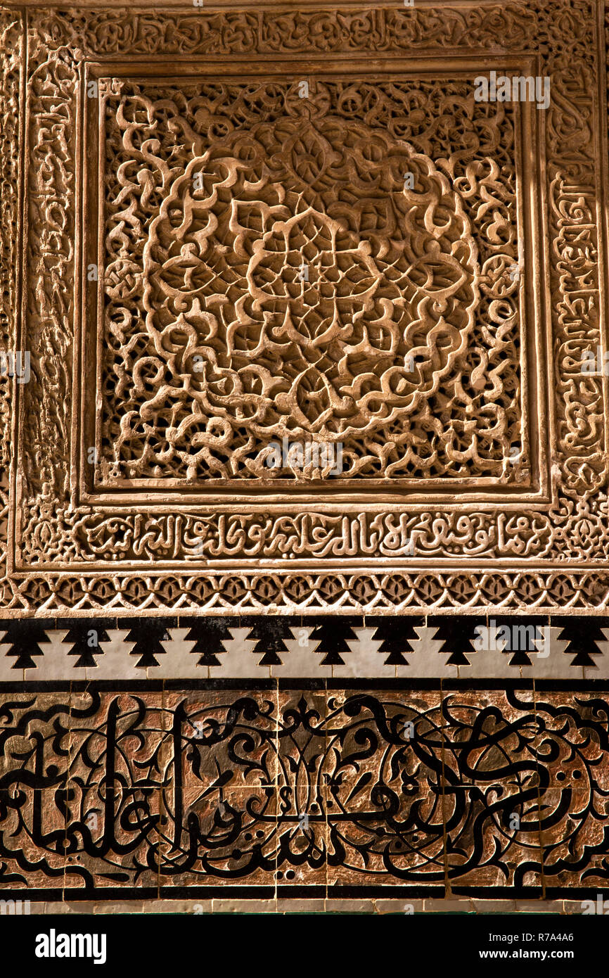 Maroc, Fes, Fes el Bali, Medina, Talaa Seghira, Medersa Bou Inania, décoration en plâtre incisé Banque D'Images
