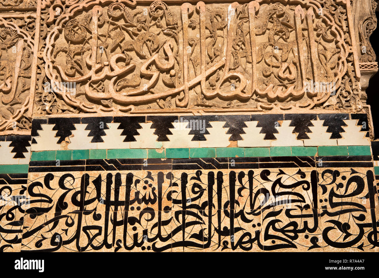 Maroc, Fes, Fes el Bali, Medina, Talaa Seghira, Medersa Bou Inania, décoration en plâtre incisé et script coraniques Banque D'Images