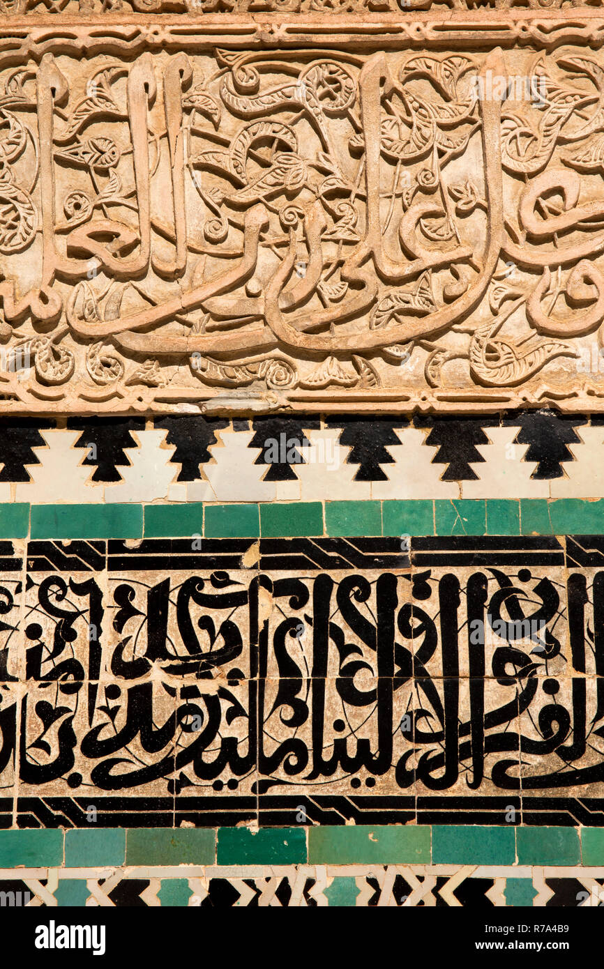 Maroc, Fes, Fes el Bali, Medina, Talaa Seghira, Medersa Bou Inania, décoration en plâtre incisé et script coraniques Banque D'Images