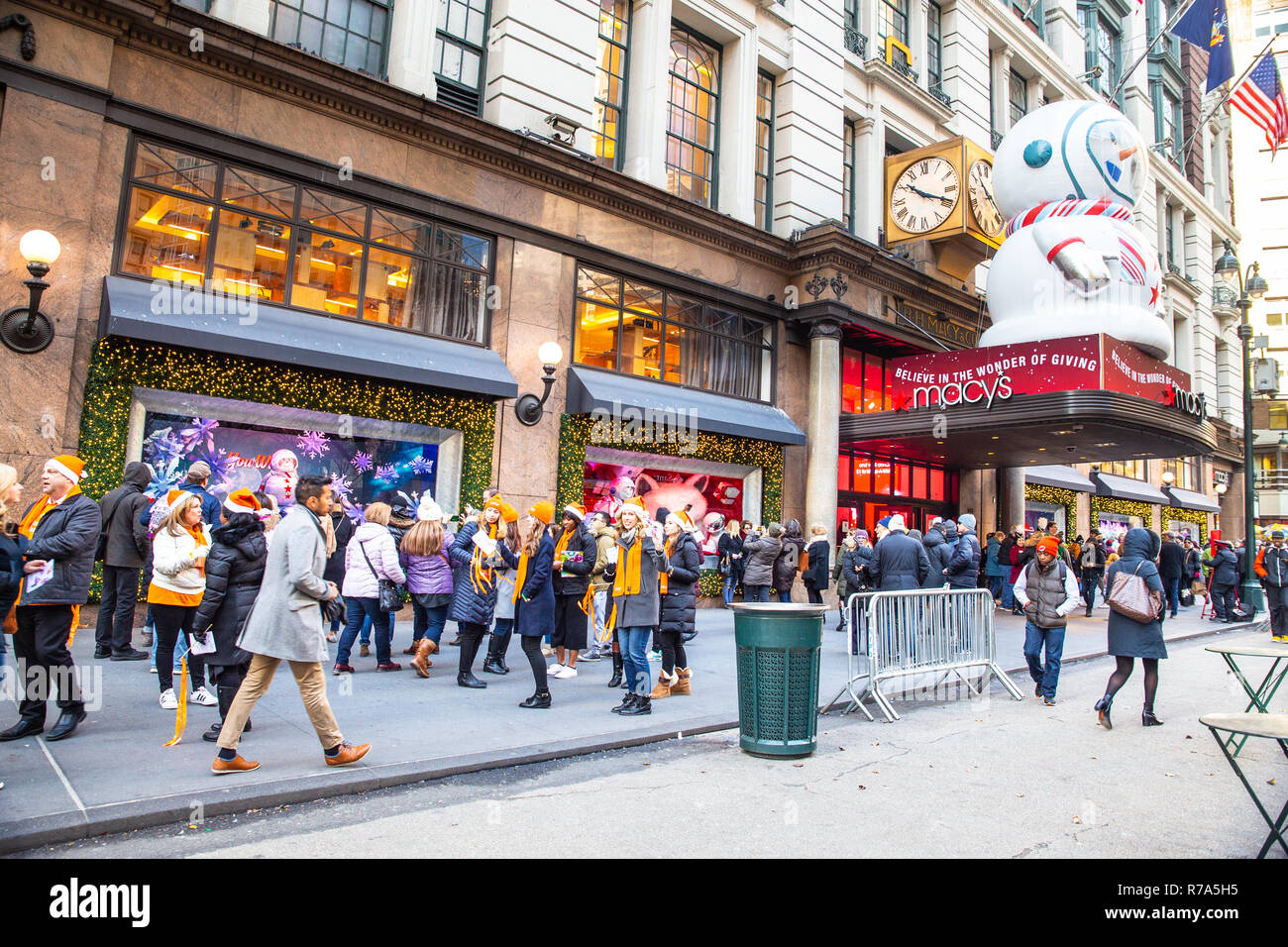 NEW YORK CITY - 7 décembre 2018 : Noël en scène de rue de New York de Macy's Department Store à Herald Square à Manhattan, avec fenêtre de di Banque D'Images