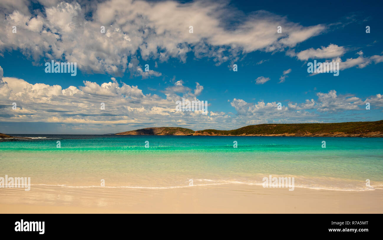 Prise grand angle de la belle plage et ciel à l'enfer Bay en Australie occidentale. Banque D'Images