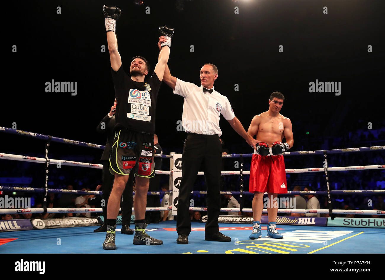 Anthony Fowler (à gauche) remporte le concours de Super-Welterweight contre Jose Carlos Paz (à droite) à l'FlyDSA Arena, Sheffield. Banque D'Images
