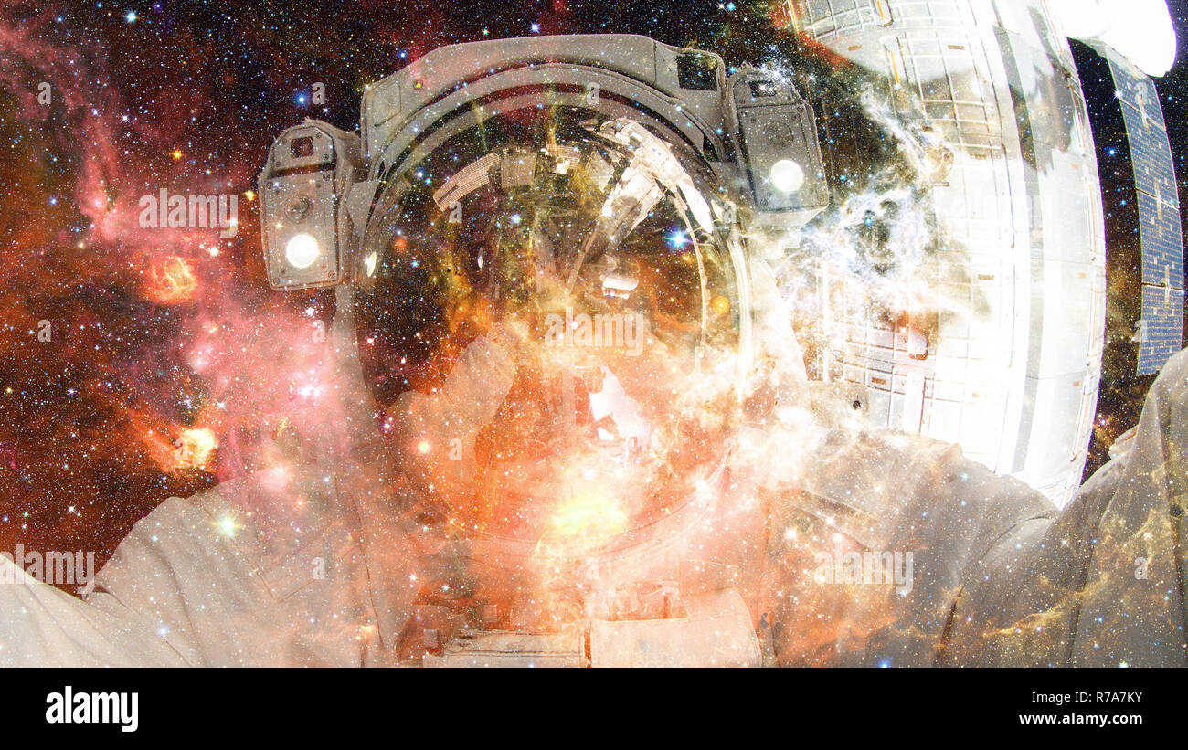 Astronaute dans l'espace extra-atmosphérique. Éléments de cette image fournie par la NASA. Banque D'Images