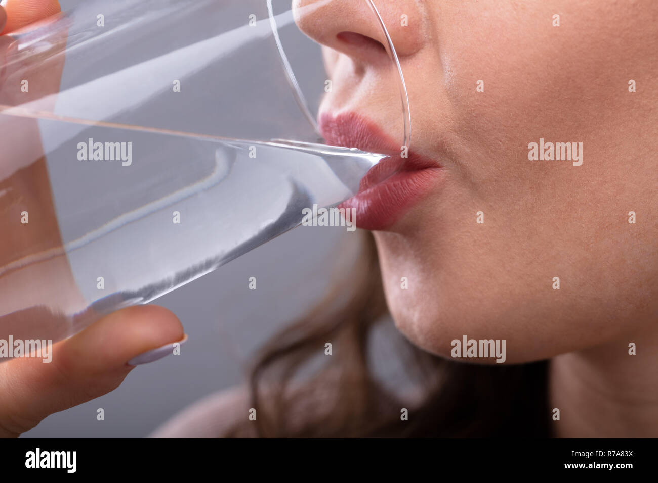 Close-up of a soif Woman Drinking Water Banque D'Images