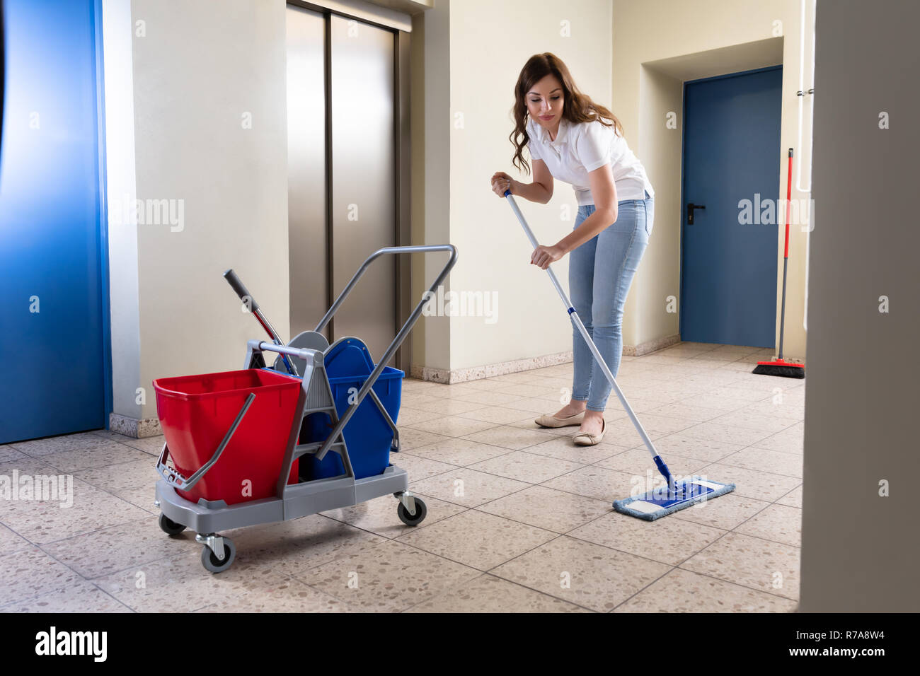 Jeune femme JANITOR CLEANING RDP dans Couloir Banque D'Images