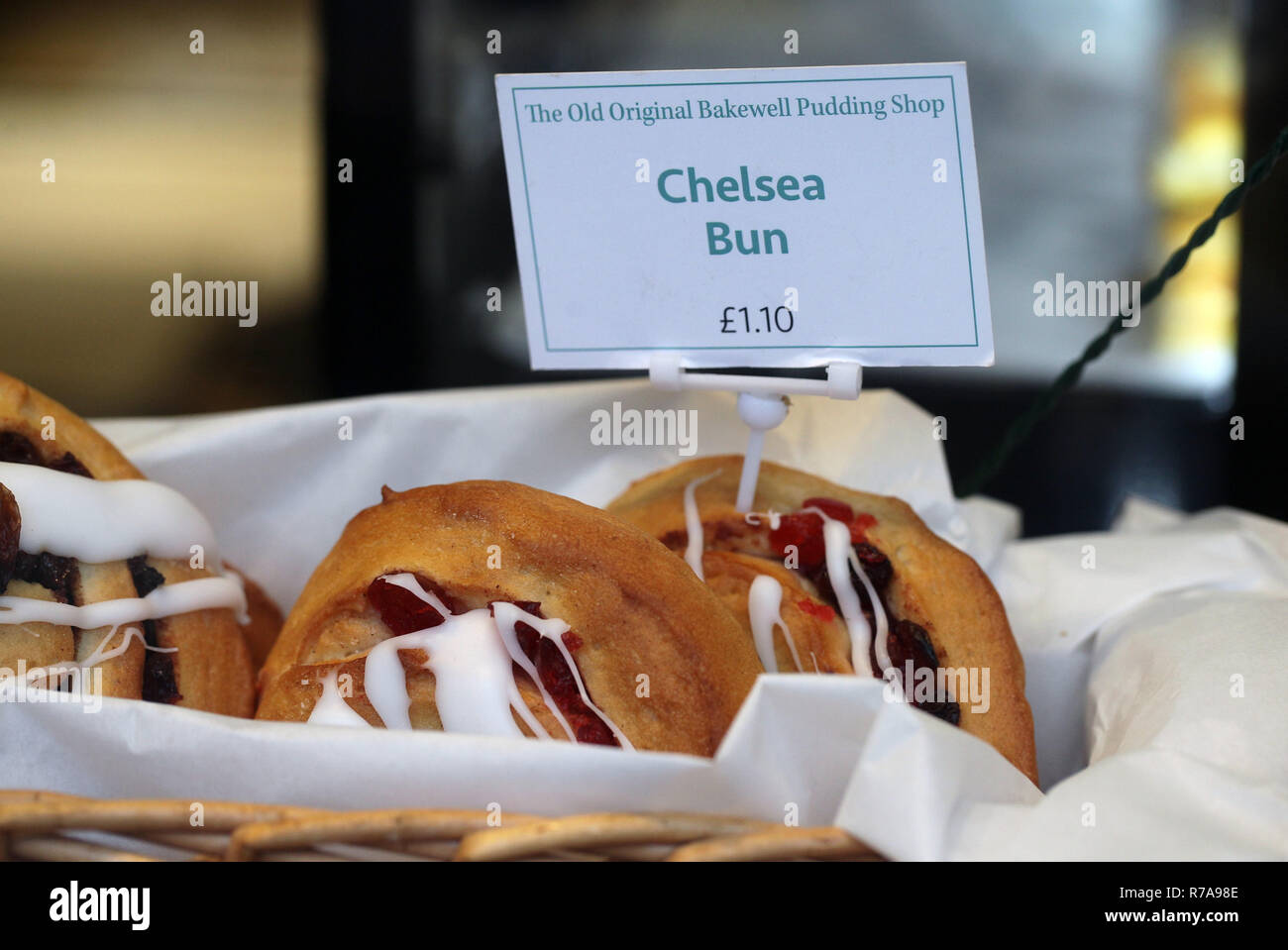 Chelsea Buns dans la fenêtre d'une boulangerie Banque D'Images