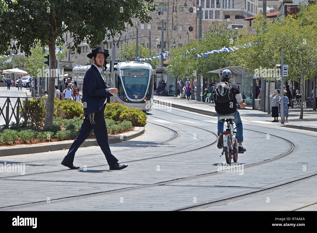 Jérusalem, Israël - 18/05/2018 : un juif religieux traverse la route sur une voie de tramway. Violation des règles de circulation, d'accident. Banque D'Images