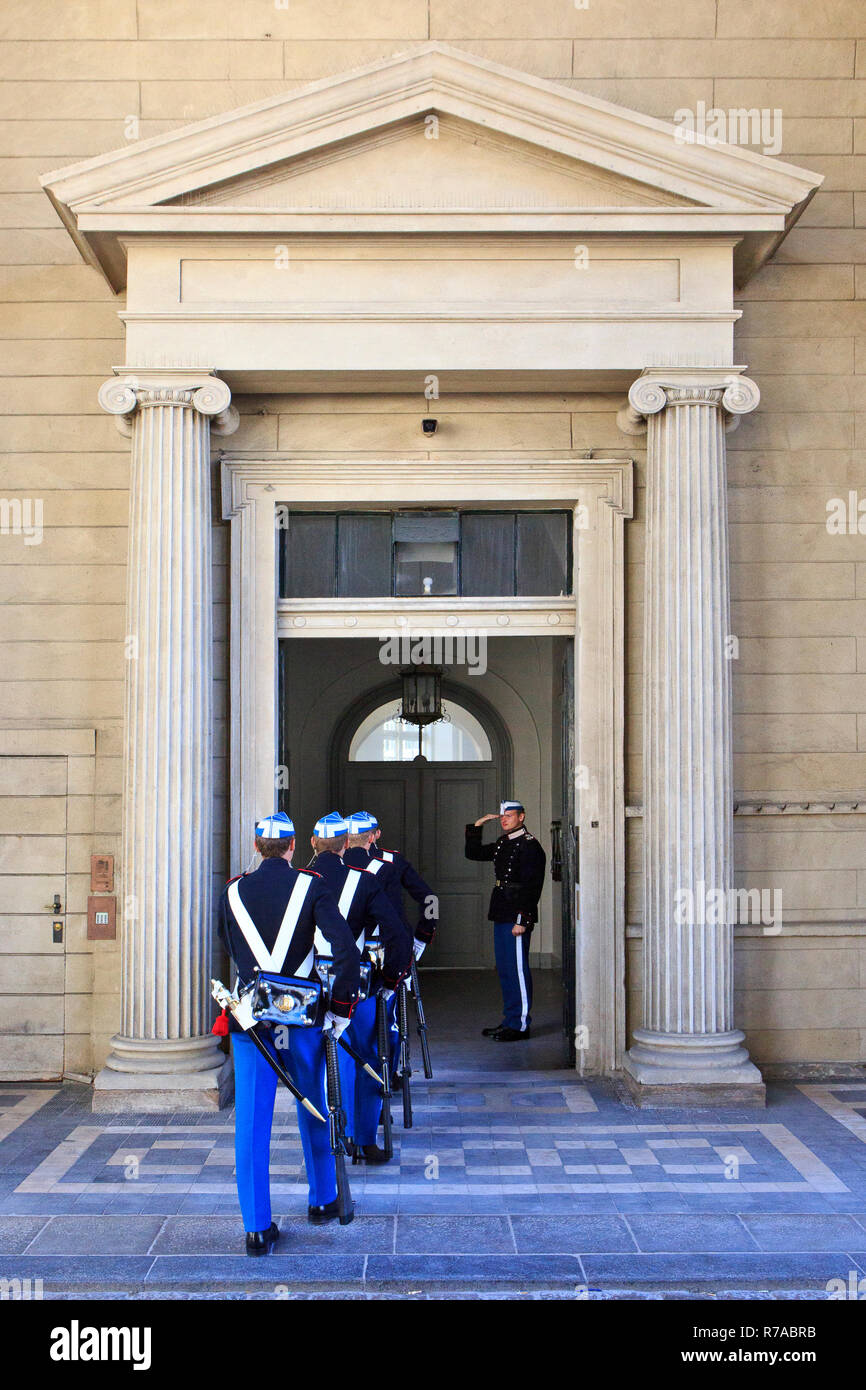 La vie à la Garde royale de la monarchie danoise de retourner à leurs quartiers au palais d'Amalienborg après le changement de la Garde côtière canadienne à Copenhague, Danemark Banque D'Images