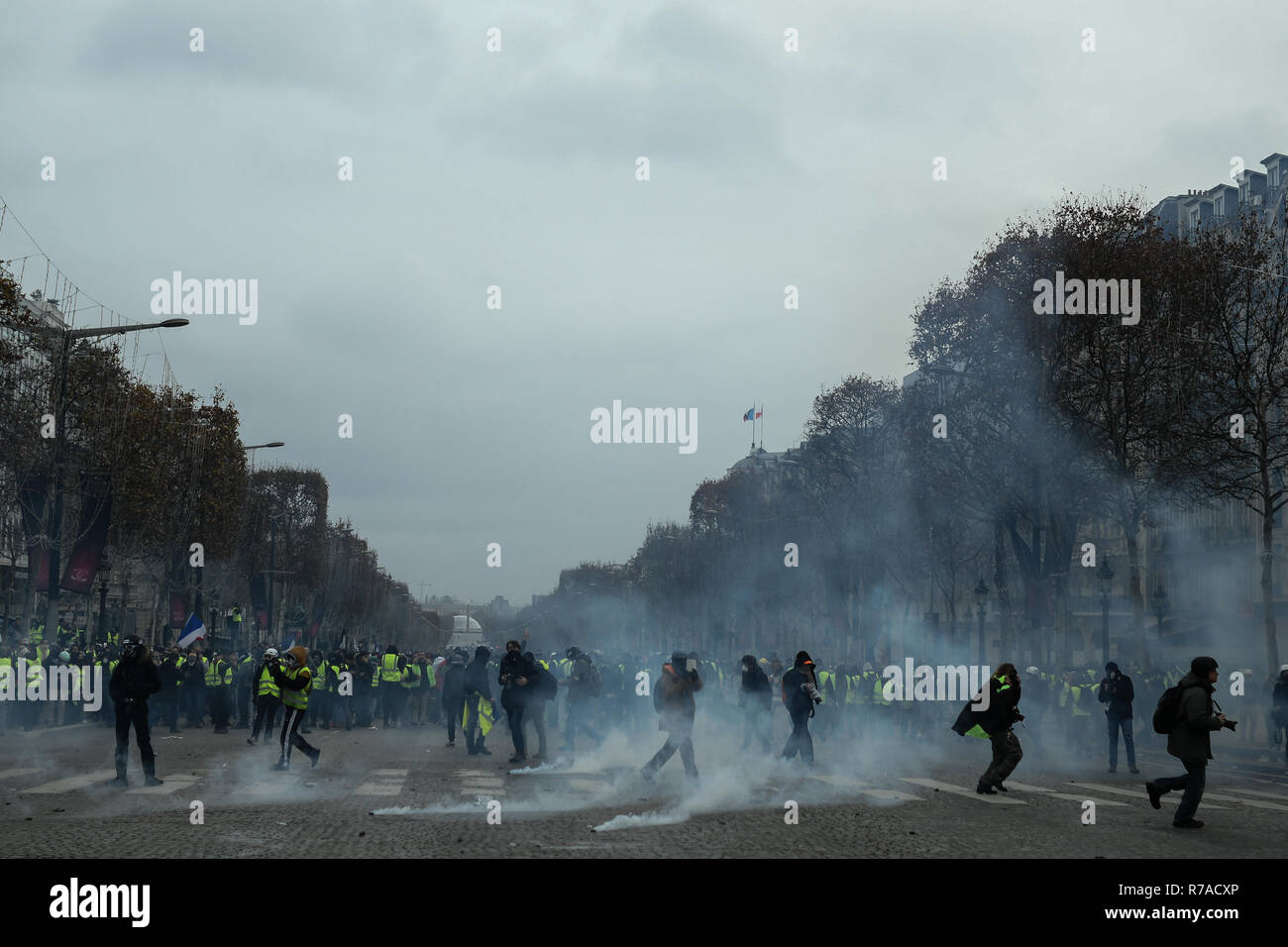 Paris, France. 8 décembre 2018. Jaune (gilets jaunes) manifestations contre le coût de la vie et l'augmentation des prix du pétrole/Cruciatti Crédit : Piero Alamy Live News Banque D'Images