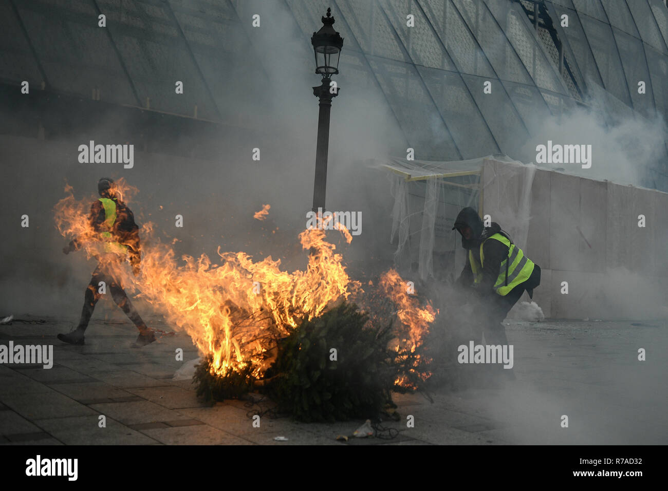 Paris, France. 8 décembre 2018. Érigent des arbres de Noël sur le feu lors d'un carton jaune de vestes (gilets jaunes) manifestations contre le coût de la vie et l'augmentation des prix du pétrole/Cruciatti Crédit : Piero Alamy Live News Banque D'Images