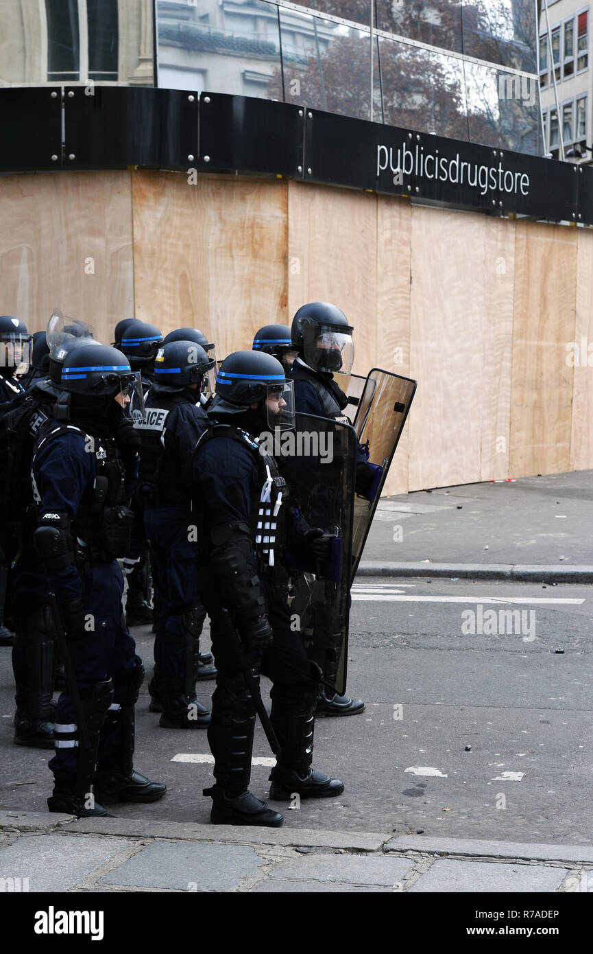 Ani-riot police française en face de Publicis Drugstore au cours de la  démonstration du jaune sur les Champs-Elysées, le samedi 8 décembre à  Paris, France Crédit : Frédéric VIELCANET/Alamy Live News Photo