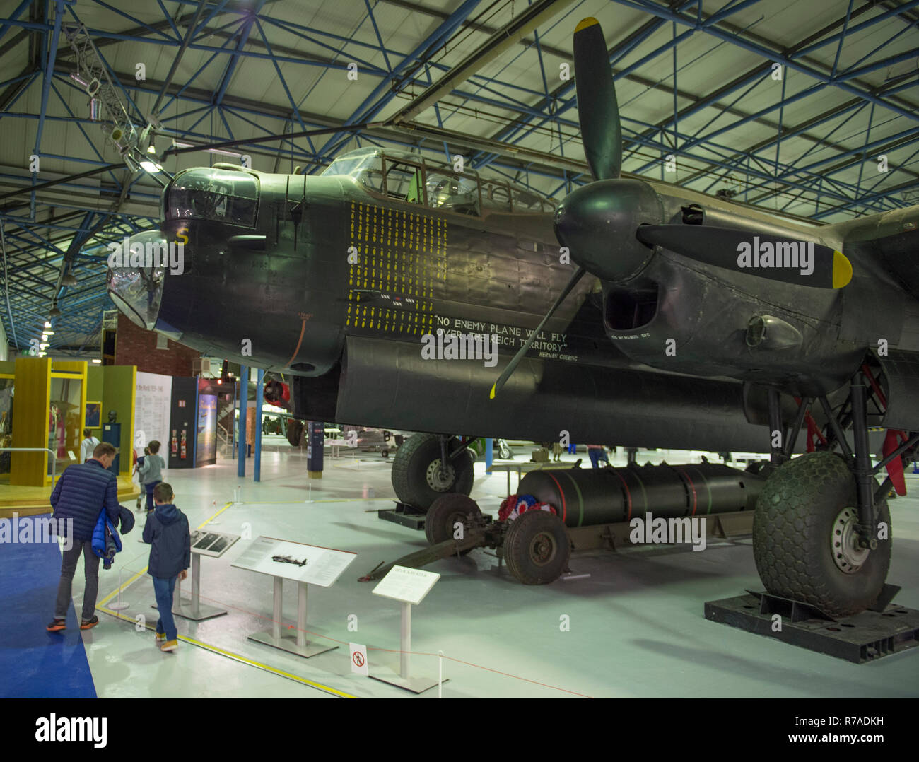 RAF Museum, Londres, Royaume-Uni. 8 Décembre, 2018. Pour célébrer les 100 ans depuis la formation de la RAF, RAF Museum London offrent aux visiteurs la dernière possibilité d'examiner plus à l'intérieur de 14 postes de pilotage et les véhicules de la collection du Musée de la RAF, y compris d'un Hawker Hurricane, Hawker Typhoon, Libérateur, Stuka et Bristol Beaufort. Les visiteurs marchent autour de l'emblématique Avro Lancaster (non inclus dans le cas de pilotage). Credit : Malcolm Park/Alamy Live News. Banque D'Images