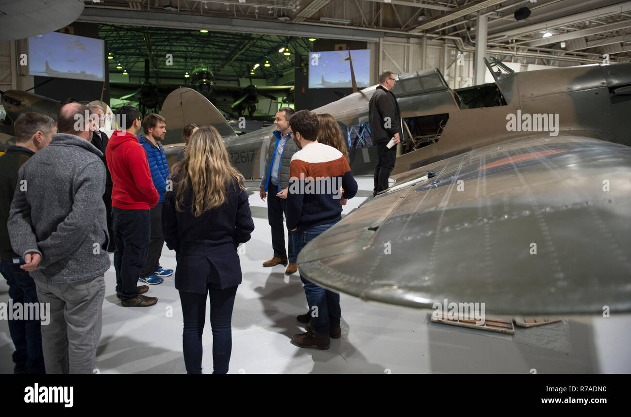 RAF Museum, Londres, Royaume-Uni. 8 Décembre, 2018. Pour célébrer les 100 ans depuis la formation de la RAF, RAF Museum London offrent aux visiteurs la dernière possibilité d'examiner plus à l'intérieur de 14 postes de pilotage et les véhicules de la collection du Musée de la RAF, y compris d'un Hawker Hurricane (photo), Hawker Typhoon, Libérateur, Stuka et Bristol Beaufort. Credit : Malcolm Park/Alamy Live News. Banque D'Images