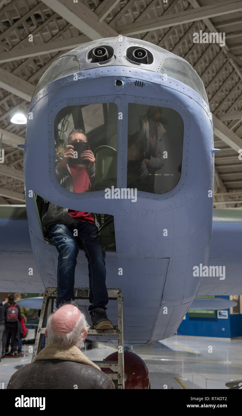 RAF Museum, Londres, Royaume-Uni. 8 Décembre, 2018. Pour célébrer les 100 ans depuis la formation de la RAF, RAF Museum London offrent aux visiteurs la dernière possibilité d'examiner plus à l'intérieur de 14 postes de pilotage et les véhicules de la collection du Musée de la RAF, y compris d'un Hawker Hurricane, Hawker Typhoon, Libérateur, Stuka et Bristol Beaufort (photo). Credit : Malcolm Park/Alamy Live News. Banque D'Images