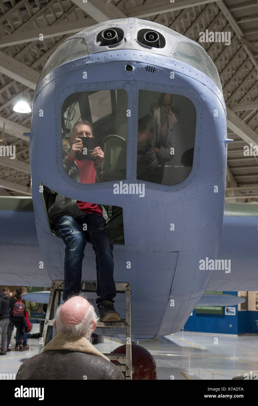 RAF Museum, Londres, Royaume-Uni. 8 Décembre, 2018. Pour célébrer les 100 ans depuis la formation de la RAF, RAF Museum London offrent aux visiteurs la dernière possibilité d'examiner plus à l'intérieur de 14 postes de pilotage et les véhicules de la collection du Musée de la RAF, y compris d'un Hawker Hurricane, Hawker Typhoon, Libérateur, Stuka et Bristol Beaufort (photo). Credit : Malcolm Park/Alamy Live News. Banque D'Images