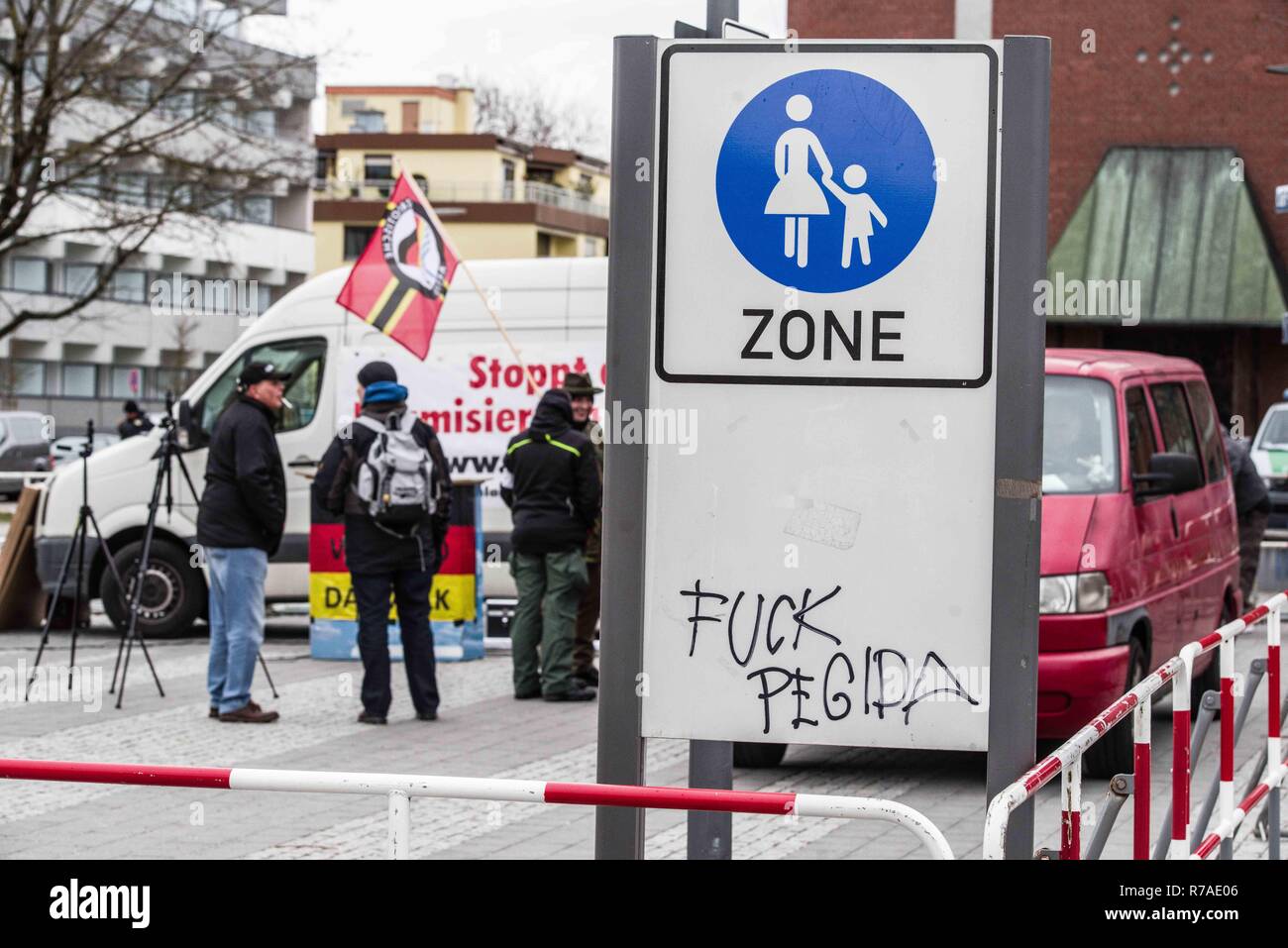 Munich, Bavière, Allemagne. 8 Décembre, 2018. Contre le graffiti de quelques Pegida derrière elle. Pegida Dresde à Munich, l'auto-proclamé, Pegida original a organisé un rassemblement dans le quartier de la ville. Milberthofen Dankeskirche en face de l'Église (merci) de Munich. Dirigée par Michael Stuerzenberger, le groupe se rallient contre l'Organisation des Nations Unies Pacte de migration. Parler d'Stuerzenberger Tegetmeyer Gernot était f Crédit Crédit : ZUMA Press, Inc./Alamy Live News Banque D'Images