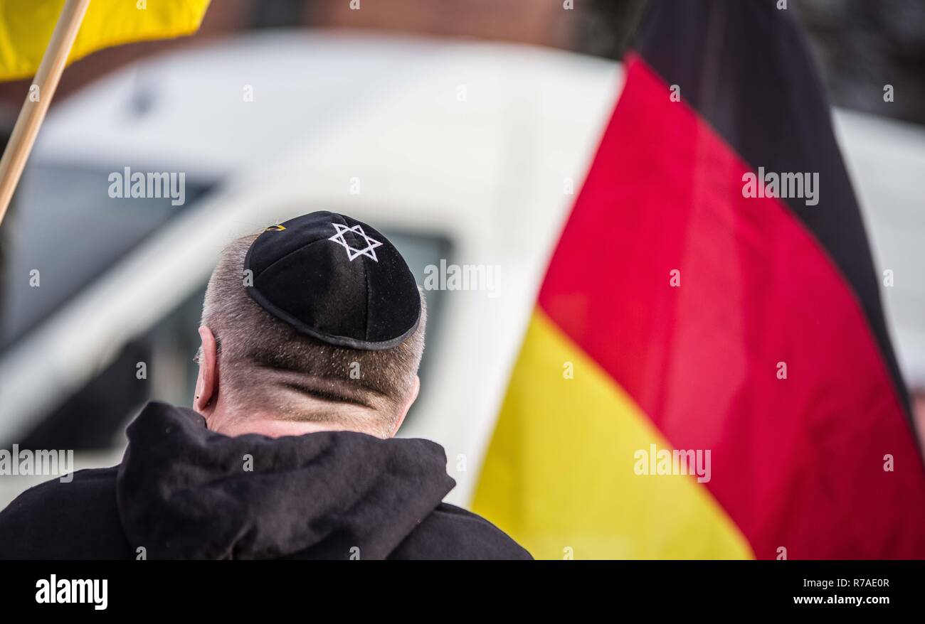 Munich, Bavière, Allemagne. 8 Décembre, 2018. Un Pegida partisan de la foi juive, assiste à un rassemblement contre l'immigration dans l'Milberthofen Munich district. Pegida Dresde à Munich, l'auto-proclamé, Pegida original a organisé un rassemblement dans le quartier de la ville. Milberthofen Dankeskirche en face de l'Église (merci) de Munich. Dirigée par Michael Stuerzenberger, le groupe se rallient contre l'Organisation des Nations Unies Pacte de migration. Credit : ZUMA Press, Inc./Alamy Live News Banque D'Images