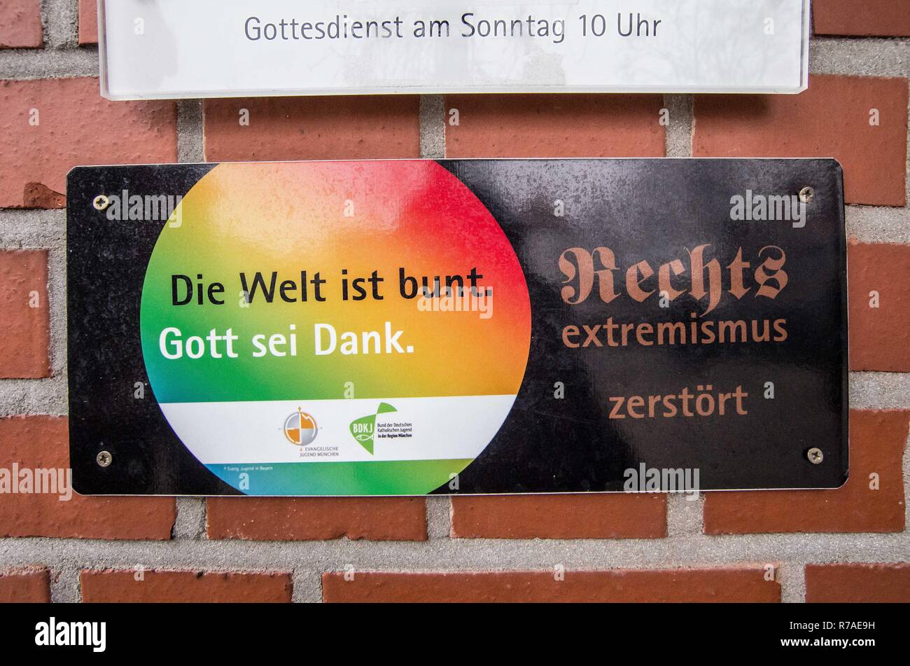 Munich, Bavière, Allemagne. 8 Décembre, 2018. Le signe extérieur de la Dankeskirche indiquant leur position contre l'extrémisme de droite. Pegida Dresde à Munich, l'auto-proclamé, Pegida original a organisé un rassemblement dans le quartier de la ville. Milberthofen Dankeskirche en face de l'Église (merci) de Munich. Dirigée par Michael Stuerzenberger, le groupe se rallient contre l'Organisation des Nations Unies Pacte de migration. Parlant avec Stu Crédit Crédit : ZUMA Press, Inc./Alamy Live News Banque D'Images