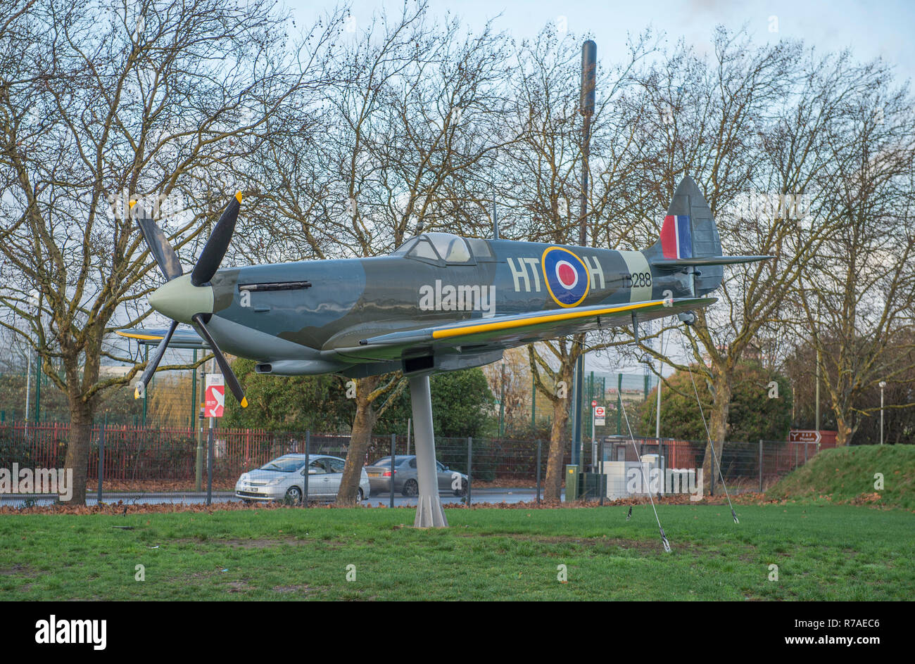 RAF Museum, Colindale, Londres, Royaume-Uni. 8 Décembre, 2018. Pour célébrer les 100 ans depuis la formation de la RAF, RAF Museum London offrent aux visiteurs la dernière possibilité d'examiner plus à l'intérieur de 14 postes de pilotage et les véhicules de la collection du Musée de la RAF, y compris d'un Hawker Hurricane, Hawker Typhoon, Libérateur, Stuka et Bristol Beaufort. De droit : un Supermarine Spitfire en battant posent à l'entrée du musée de la RAF. Credit : Malcolm Park/Alamy Live News. Banque D'Images