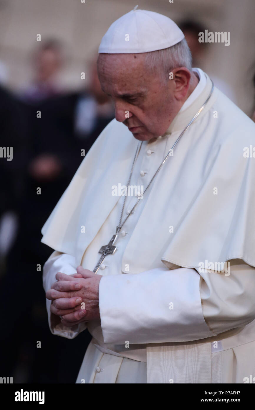 Rome, Italie. 8 décembre 2018. Le pape François au cours de l'acte de vénération à l'occasion de la fête de l'Immaculée Conception de la Bienheureuse Vierge Marie.Image Crédit : © Evandro Inetti via Zuma sur le fil) Credit : Evandro Inetti/ZUMA/Alamy Fil Live News Banque D'Images