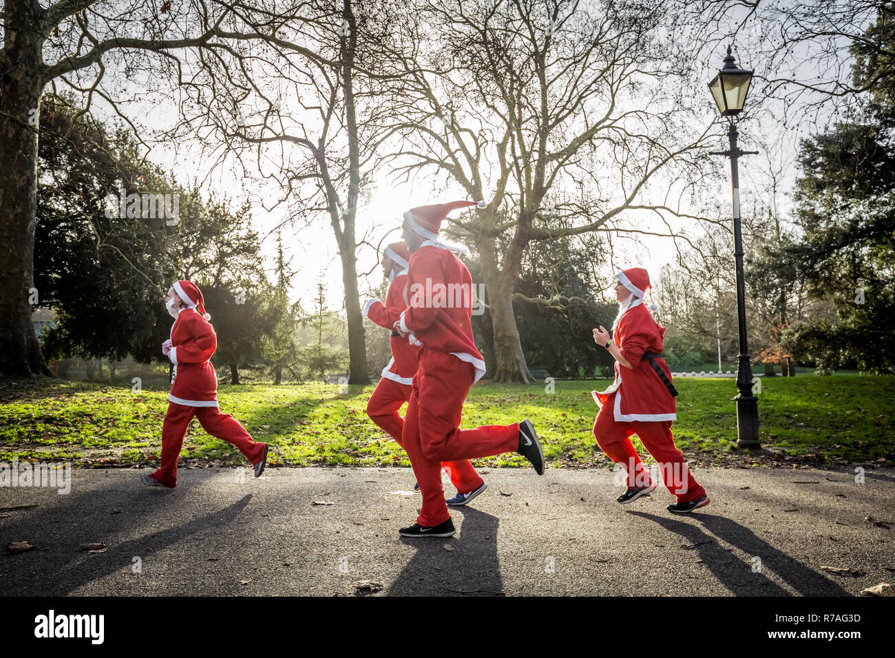 Londres, Royaume-Uni. 8 Décembre, 2018. Battersea Park Santa Run. Crédit : Guy Josse/Alamy Live News Banque D'Images