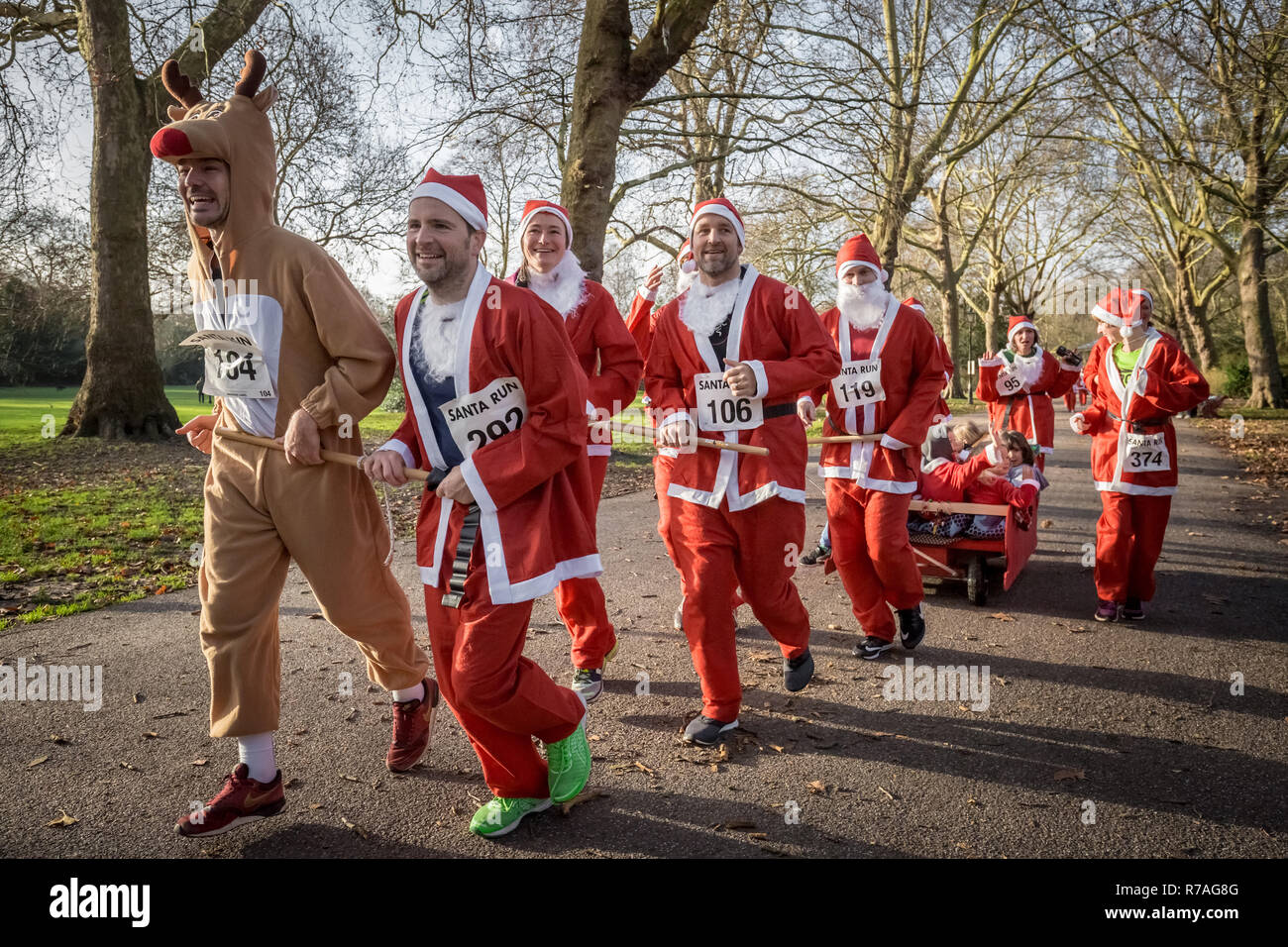 Londres, Royaume-Uni. 8 Décembre, 2018. Battersea Park Santa Run. Crédit : Guy Josse/Alamy Live News Banque D'Images