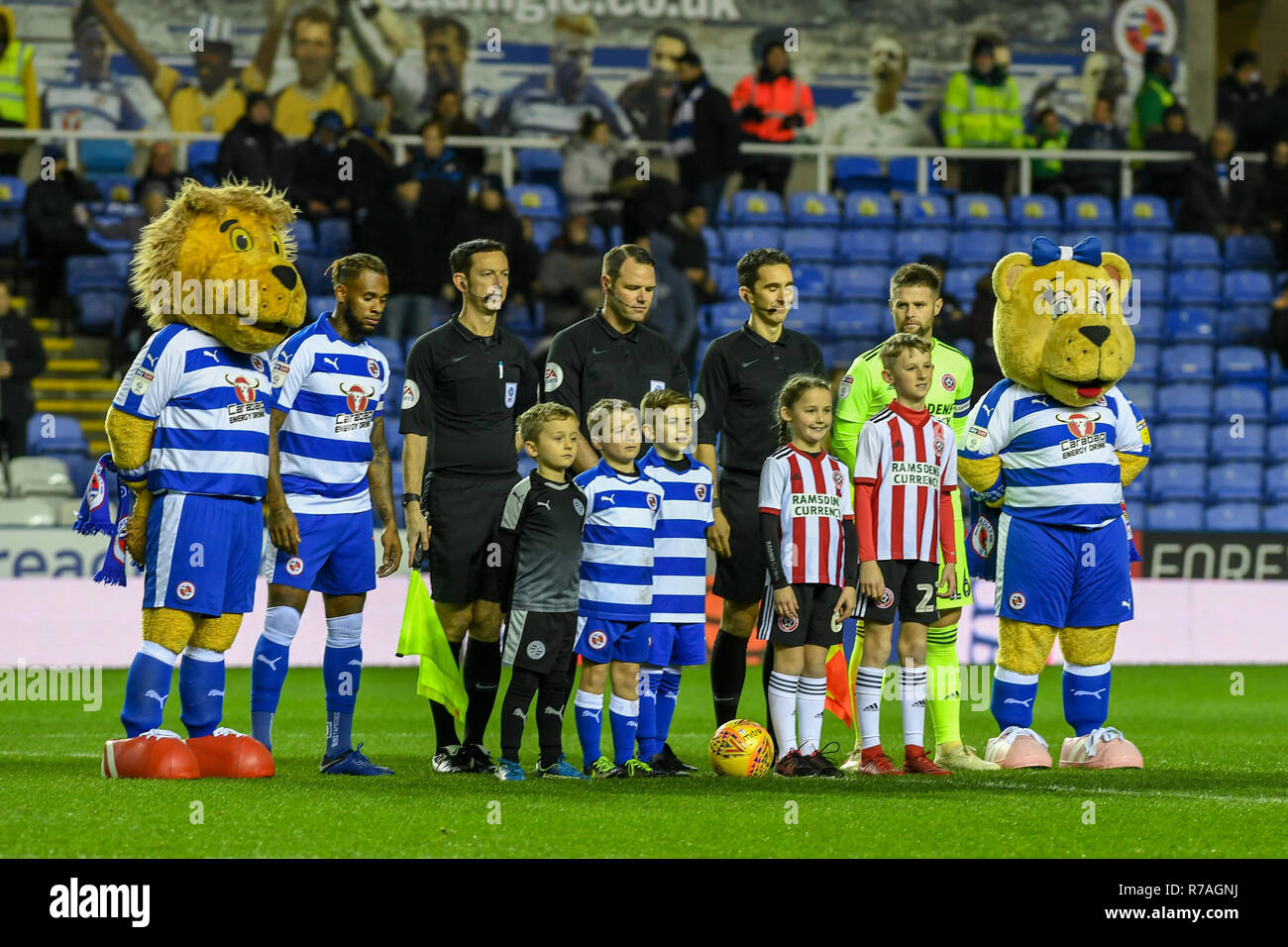 Madejski Stadium, Londres, Royaume-Uni. 8 décembre 2018. Sky Bet Championship, lecture v Sheffield United ; des fonctionnaires et des mascottes capitaines aligner avant de kick-off Crédit : Phil Westlake/Nouvelles Images, la Ligue de Football anglaise images sont soumis à licence DataCo Crédit : News Images /Alamy Live News Banque D'Images