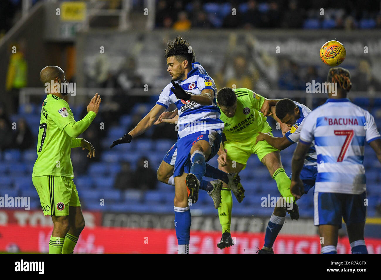 Madejski Stadium, Londres, Royaume-Uni. 8 décembre 2018. Sky Bet Championship, lecture v Sheffield United ; Jack O'Connell (05) de Sheffield United dirige le but balle ward Crédit : Phil Westlake/Nouvelles Images, la Ligue de Football anglaise images sont soumis à licence DataCo Crédit : News Images /Alamy Live News Banque D'Images