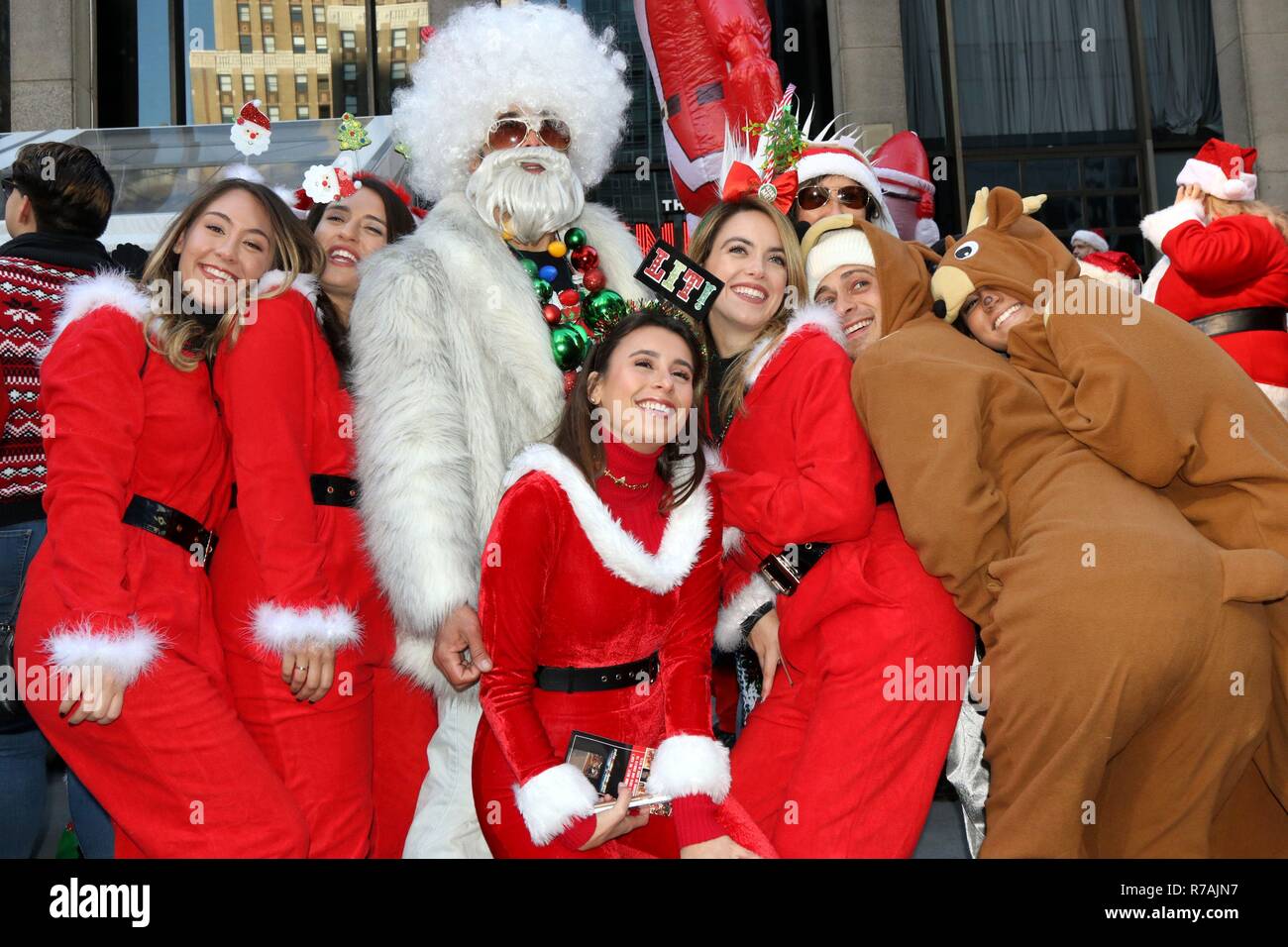 New York, USA. Dec 8, 2018. Santa Con, à l'échelle de la ville, le bar annuel ramper un début 10:00 am local-temps commence le 8 décembre 2018 au centre ville de Manhattan. Après une photo de groupe, dirigé de fêtards bars, pubs, clubs de strip, karaoké et des raves qui participent à la saison Yuletide bacchanal. Credit : Ronald G. Lopez/ZUMA/Alamy Fil Live News Banque D'Images