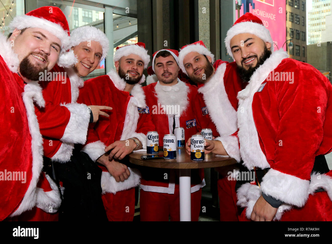 New York, New York, USA. Dec 8, 2018. Santa Con, à l'échelle de la ville, le bar annuel ramper un début 10:00 am local-temps commence au centre ville de Manhattan. Après une photo de groupe, dirigé de fêtards bars, pubs, clubs de strip, karaoké et des raves qui participent à la saison Yuletide bacchanal. Credit : Ronald G. Lopez/ZUMA/Alamy Fil Live News Banque D'Images