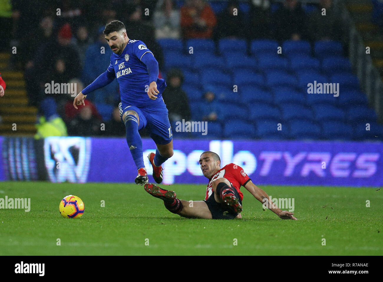 Cardiff, Royaume-Uni. 8e Dec 2018. Callum Paterson de Cardiff City sauts sur un plaquage de Oriol Romeu de Southampton..Premier League match, Cardiff City v Southampton au Cardiff City Stadium le samedi 8 décembre 2018. Cette image ne peut être utilisé qu'à des fins rédactionnelles. Usage éditorial uniquement, licence requise pour un usage commercial. Aucune utilisation de pari, de jeux ou d'un seul club/ligue/dvd publications. Photos par Andrew Andrew/Verger Verger la photographie de sport/Alamy live news Banque D'Images