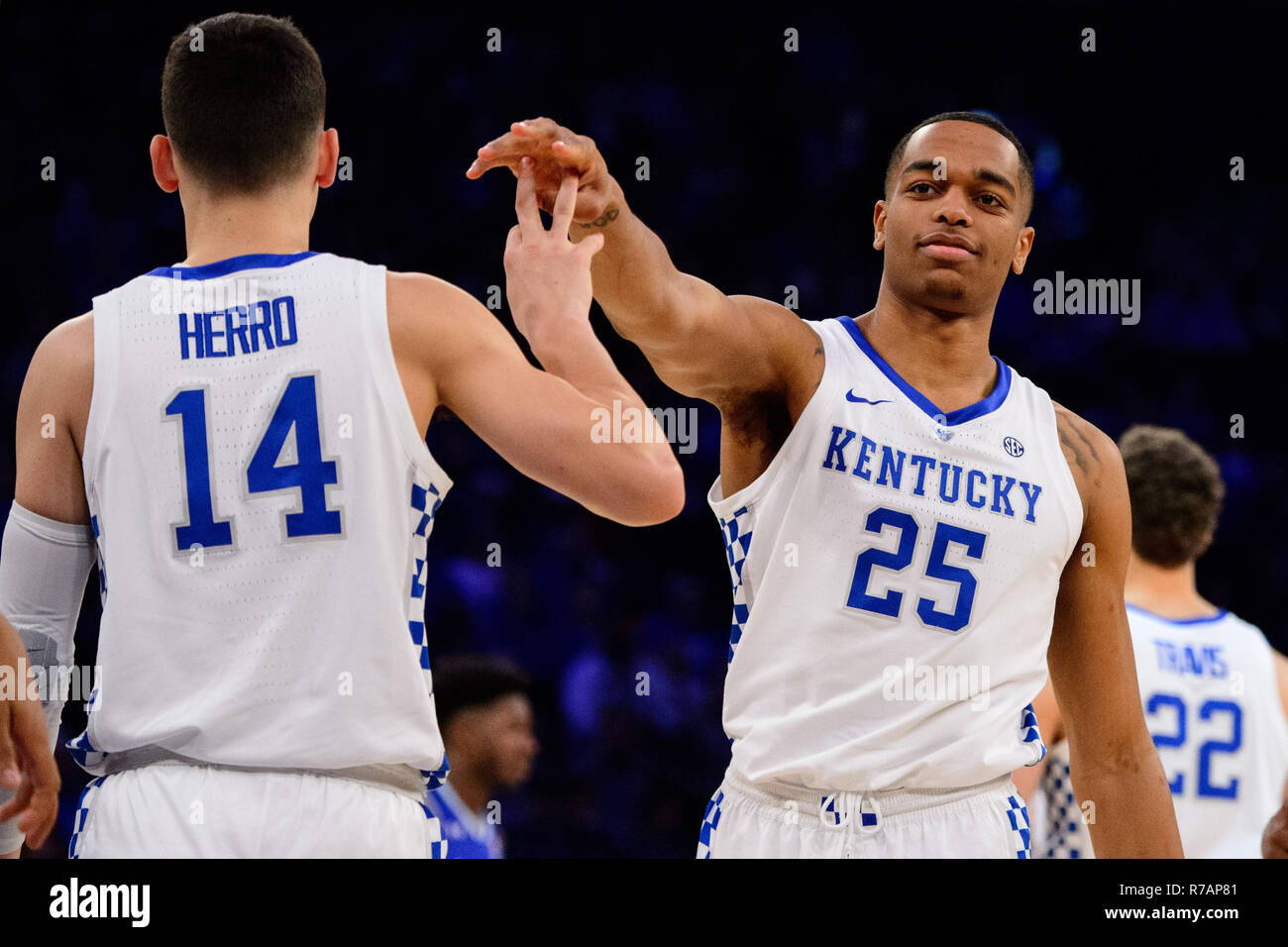 Les heures supplémentaires. Le 08 déc, 2018. Kentucky Wildcats avant PJ Washington (25) et Kentucky Wildcats guard Tyler Herro (14) haute de cinq ans pendant la classique entre la CITI la Seton Hall Pirates et Kentucky Wildcats au Madison Square Garden, New York, New York. La défaite de Seton Hall Pirates La Kentucky Wildcats 84-83 en prolongation. Crédit obligatoire : Kostas Lymperopoulos/CSM/Alamy Live News Banque D'Images