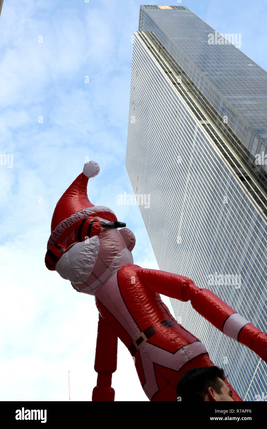 New York, USA. Dec 8, 2018. Santa Con, à l'échelle de la ville, le bar annuel ramper un début 10:00 am local-temps commence le 8 décembre 2018 au centre ville de Manhattan. Après une photo de groupe, dirigé de fêtards bars, pubs, clubs de strip, karaoké et des raves qui participent à la saison Yuletide bacchanal. Credit : Ronald G. Lopez/ZUMA/Alamy Fil Live News Banque D'Images