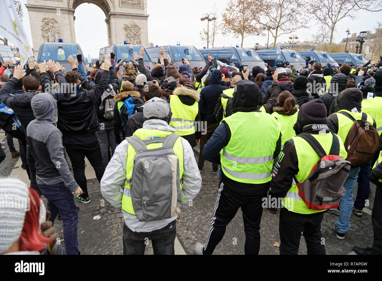 Paris, France. Dec 8, 2018. Le jaune d'investir les Champs-Élysées et l'affrontement avec la police anti-émeutes le 8 décembre 2018 à Paris, France. Credit : Bernard Menigault/Alamy Live News Banque D'Images