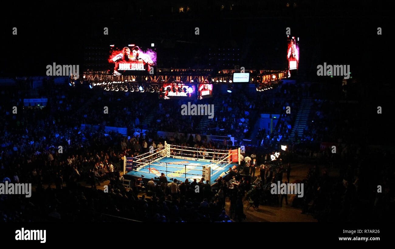 Sheffield, Royaume-Uni. 8e Dec 2018. Vue générale avant de Kell Brook (Short rouge) v Michael Zerafa (blanc/bleu Shorts) lors de la finale du concours de l'éliminateur de la super-super-légers WBA World Title. Credit : Touchlinepics/Alamy Live News Banque D'Images