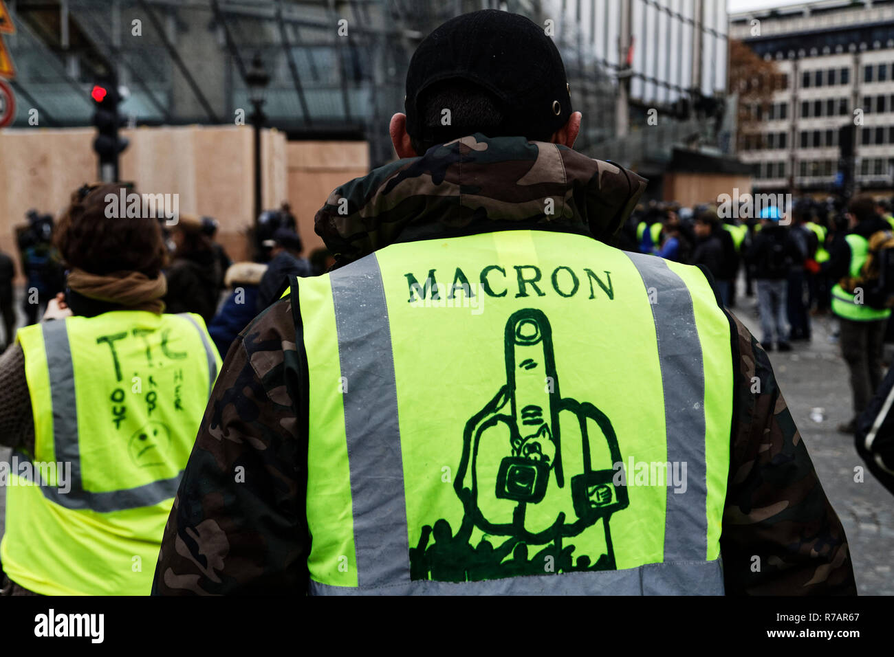 Paris, France. Dec 8, 2018. Le jaune d'investir les Champs-Élysées et l'affrontement avec la police anti-émeutes le 8 décembre 2018 à Paris, France. Credit : Bernard Menigault/Alamy Live News Banque D'Images