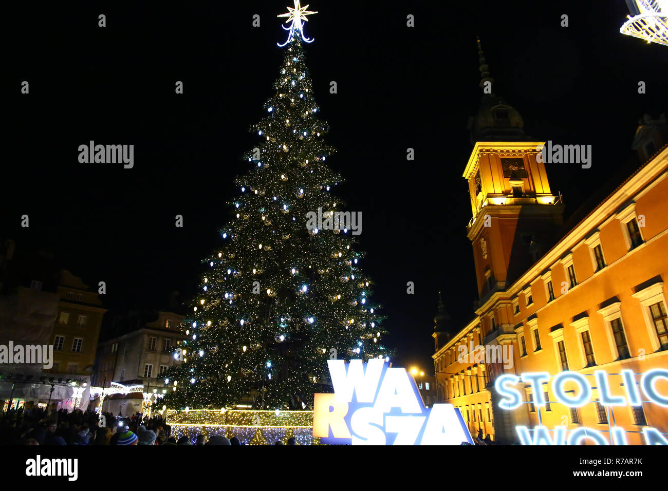 Pologne, Varsovie, 8 décembre 2018 : ville de Varsovie ouvre la saison de Noël avec l'éclairage public et la musique de Noël. Madeleine Ratz/Alamy Live News Banque D'Images