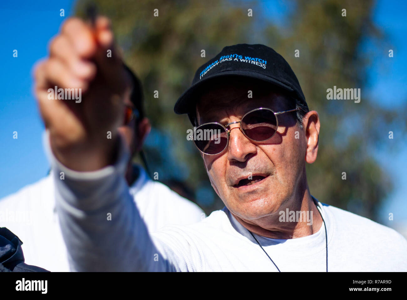 Tijuana, au Mexique. Le 08 déc, 2018. Alejandro Solalinde, prêtre et militant des droits de visites, Benito Juarez, un ancien refuge d'urgence fermé à cause des inondations, dans le complexe sportif, les migrants d'Amérique centrale. Plus de 6 000 migrants sont actuellement en attente dans la ville frontalière mexicaine de Tijuana. Ils ont fui la violence et de la pauvreté en Amérique centrale et de l'espoir d'asile aux Etats-Unis. Credit : Alejandro Gutiérrez Mora/dpa/Alamy Live News Banque D'Images