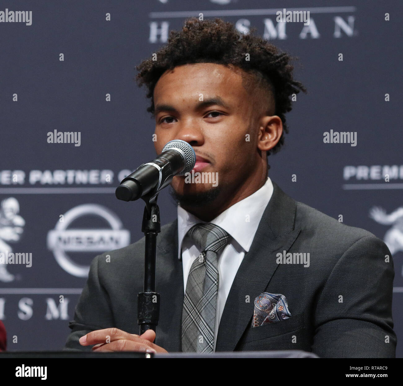 New York, USA. 8e Dec 2018. (L-R) Oklahoma Sooners quarterback Kyler Murray lors d'une conférence de presse avant le trophée Heisman cérémonie le 8 décembre 2018 à l'hôtel Marriott Marquis de New York. Credit : AKPhoto/Alamy Live News Banque D'Images