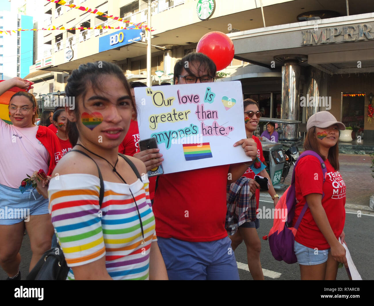 Quezon, Philippines. 8e Dec 2018. Les membres de la communauté gaie holding leur placard avec leur message significatif au cours de la Marche des fiertés. Le Gouvernement et la ville de Quezon QC Fierté de nouveau l'hôte du Conseil de fierté LGBT de mars. Il a pour but de faire campagne pour la prévention du VIH SIDA ang et les droits de l'homme. Credit : SOPA/Alamy Images Limited Live News Banque D'Images