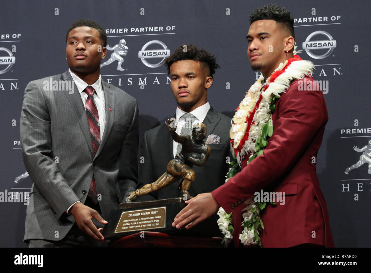 New York, USA. 8e Dec 2018. (L-R) Ohio State Buckeyes quarterback Dwayne Haskins, Oklahoma Sooners quarterback Kyler Murray et de l'Alabama Crimson Tide quarterback Tua Tagovailoa posent avec le trophée Heisman à l'hôtel Marriott Marquis de New York. Credit : AKPhoto/Alamy Live News Banque D'Images