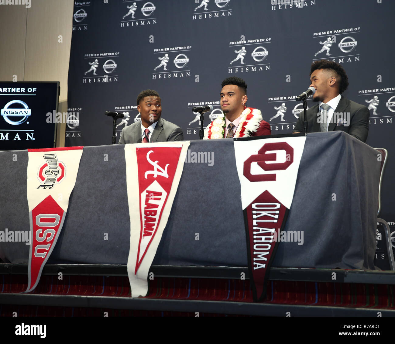 New York, USA. 8e Dec 2018. (L-R) Ohio State Buckeyes quarterback Dwayne Haskins, Alabama Crimson Tide quarterback Tua Tagovailoa et Oklahoma Sooners quarterback Kyler Murray lors d'une conférence de presse avant le trophée Heisman cérémonie à l'hôtel Marriott Marquis de New York. Credit : AKPhoto/Alamy Live News Banque D'Images