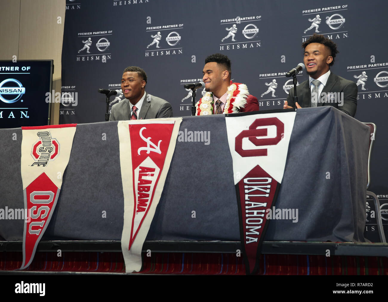 New York, USA. 8e Dec 2018. (L-R) Ohio State Buckeyes quarterback Dwayne Haskins, Alabama Crimson Tide quarterback Tua Tagovailoa et Oklahoma Sooners quarterback Kyler Murray lors d'une conférence de presse avant le trophée Heisman cérémonie à l'hôtel Marriott Marquis de New York. Credit : AKPhoto/Alamy Live News Banque D'Images