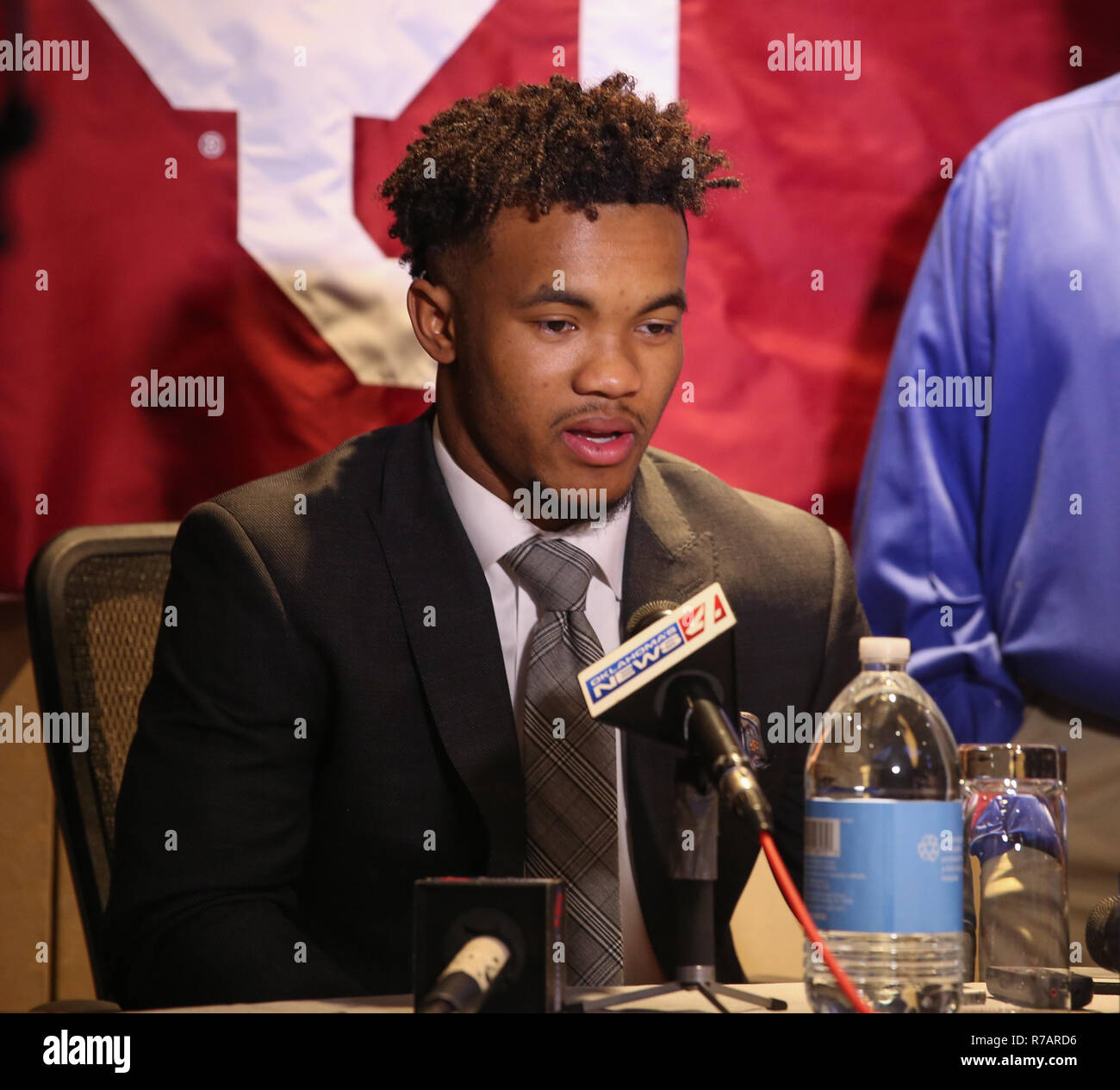 New York, USA. 8e Dec 2018. (L-R) Oklahoma Sooners quarterback Kyler Murray lors d'une conférence de presse avant le trophée Heisman cérémonie le 8 décembre 2018 à l'hôtel Marriott Marquis de New York. Credit : AKPhoto/Alamy Live News Banque D'Images