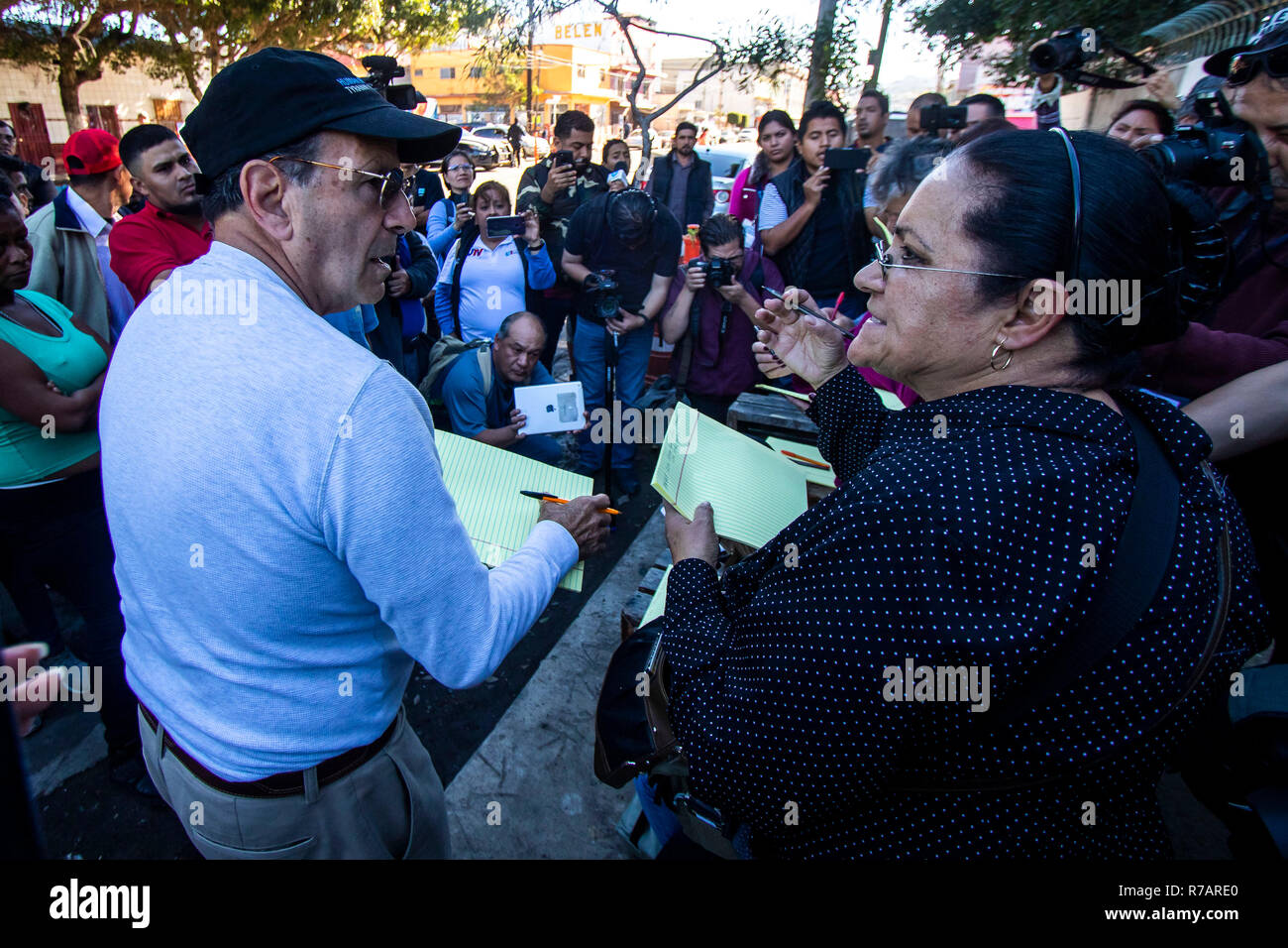 Tijuana, au Mexique. Le 08 déc, 2018. Alejandro Solalinde (l), prêtre et militant des droits de l'homme, parle avec les représentants des médias au complexe sportif de Benito Juarez, un ancien refuge d'urgence pour les migrants d'Amérique centrale qui a été fermé à cause des inondations. Plus de 6 000 migrants sont actuellement en attente dans la ville frontalière mexicaine de Tijuana. Ils ont fui la violence et de la pauvreté en Amérique centrale et de l'espoir d'asile aux Etats-Unis. Credit : Alejandro Gutiérrez Mora/dpa/Alamy Live News Banque D'Images