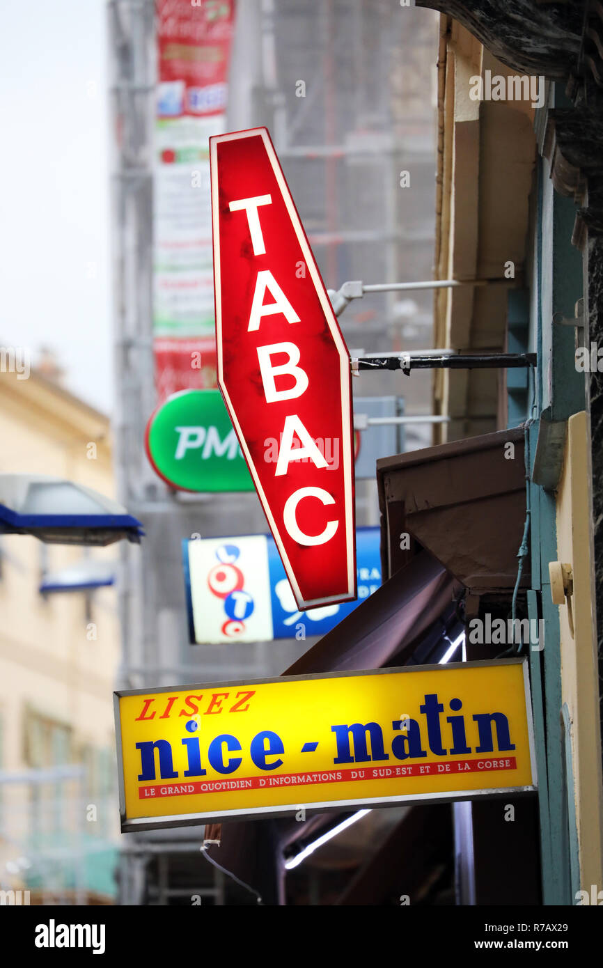 Menton, France - décembre 7, 2018 : le français de tabac, quotidien régional Nice-Matin (journal français), loto et PMU Signes sur un coin de rue Banque D'Images
