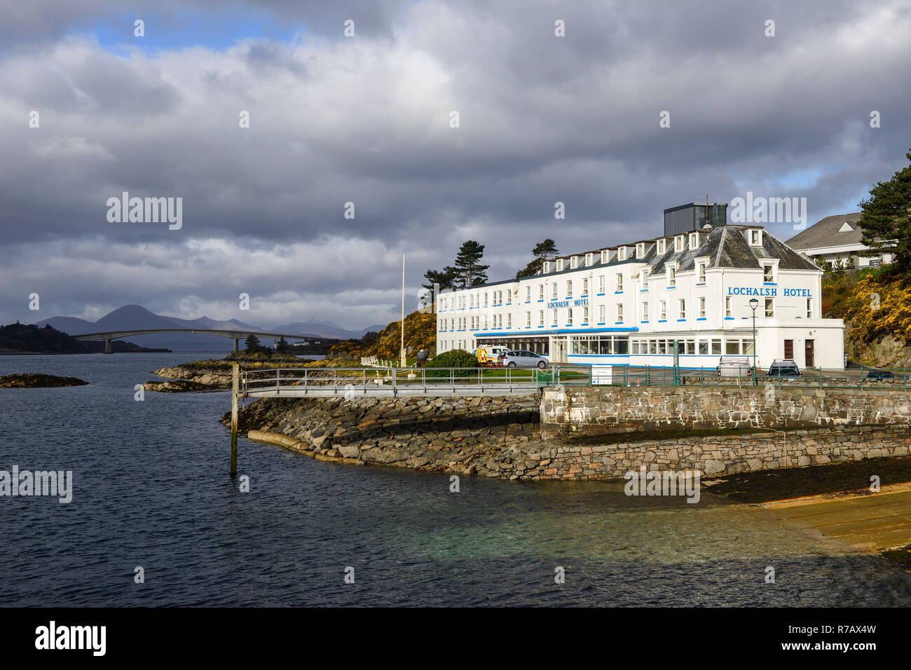 Lochalsh Hotel avec vue lointaine du pont de Skye, Kyle of Lochalsh, Wester Ross, région des Highlands, Ecosse Banque D'Images